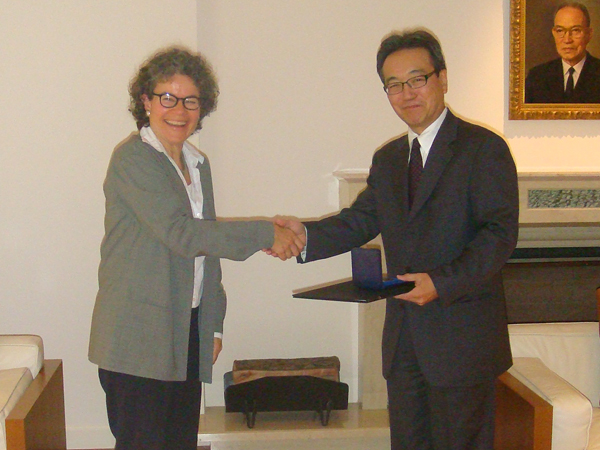 Prof. Dr. Melanie Trede überreicht die Universitätsmedaille an Ishibashi Hiroshi, Foto: Mio Wakita