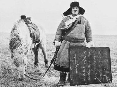 Ein Hirte bewacht die mongolische Schrift