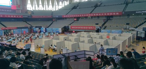 Impfzentrum in einer Turnhalle in Nanjing